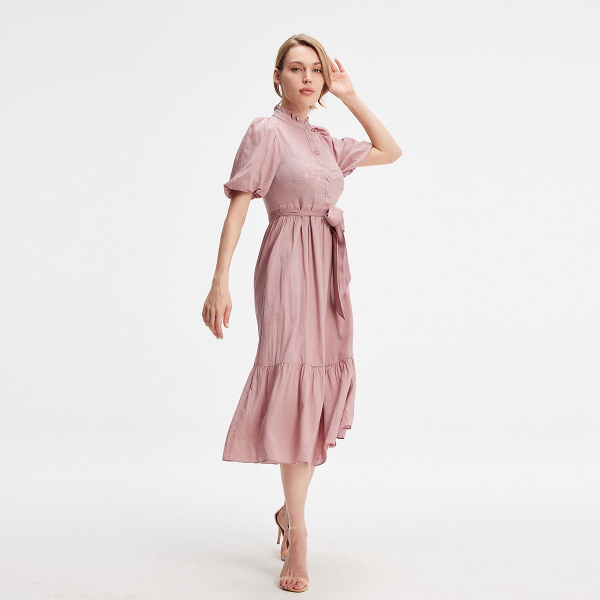 Besticktes Stufen-Midikleid mit Gürtel
