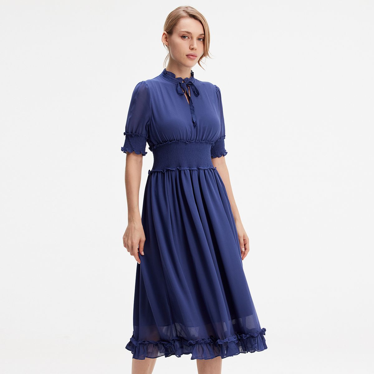 Chiffon-Midikleid mit Smok-Details und Rüschen