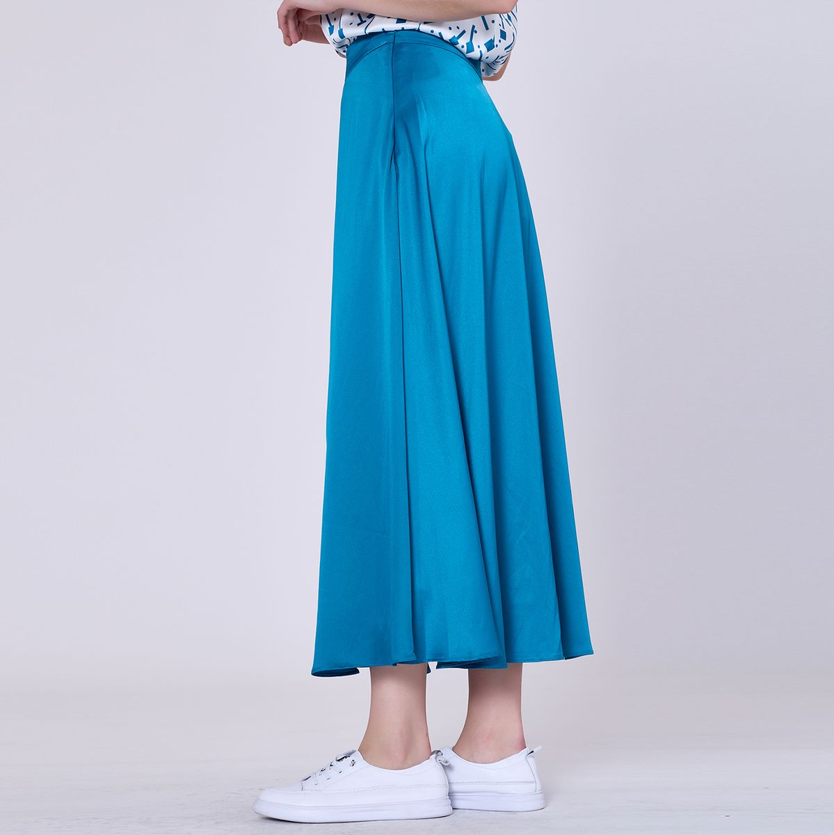 Eleganter ausgestellter Satin-Midirock