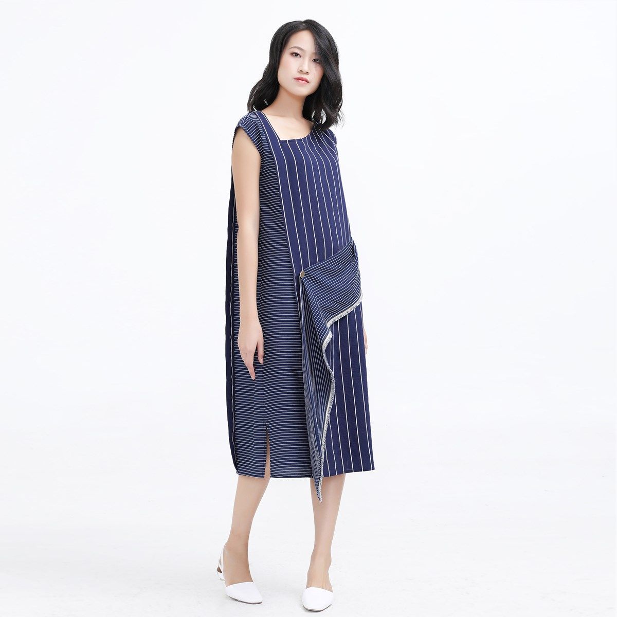 Asymmetrisches Trapez-Midikleid mit Streifen
