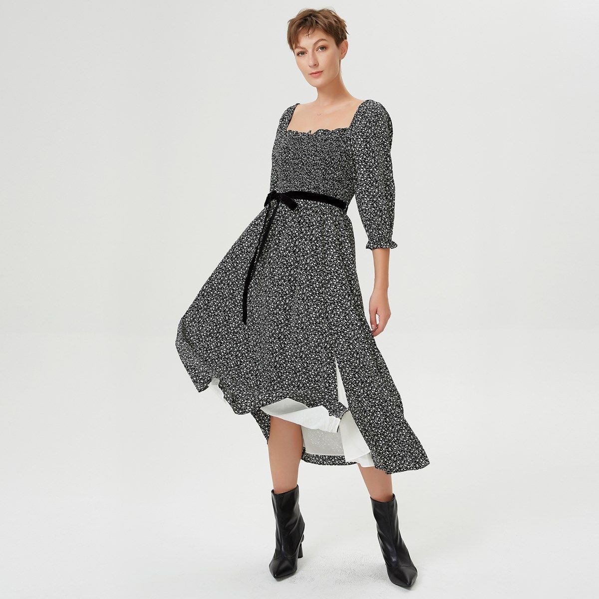 Midikleid mit Smok-Einsatz und Blumenmuster