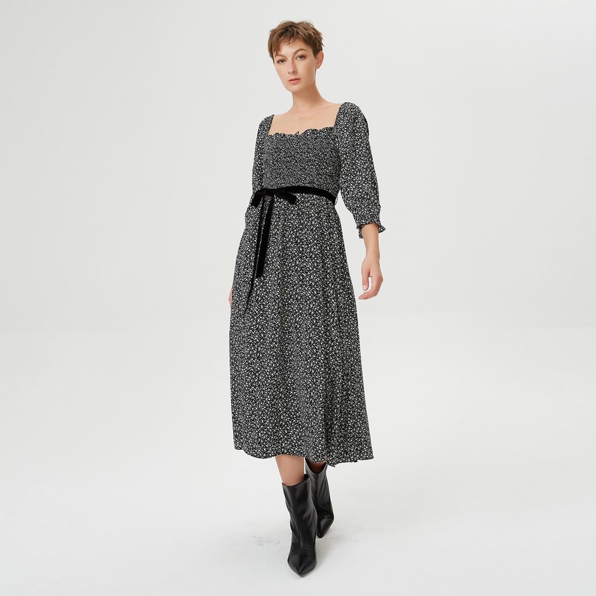 Midikleid mit Smok-Einsatz und Blumenmuster