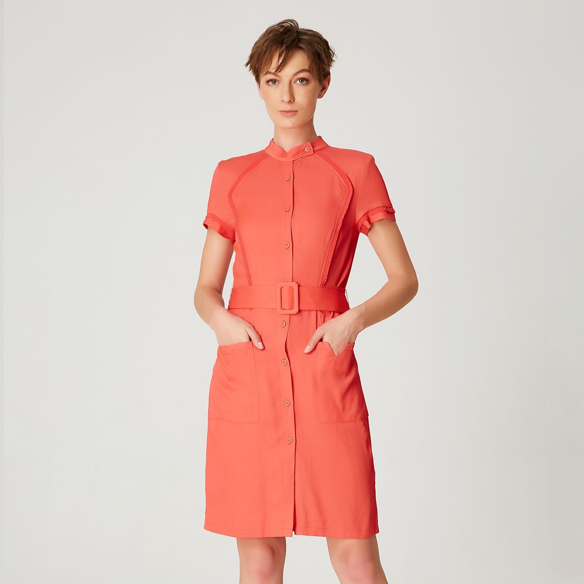 Strukturiertes Mini-Hemdkleid mit Gürtel