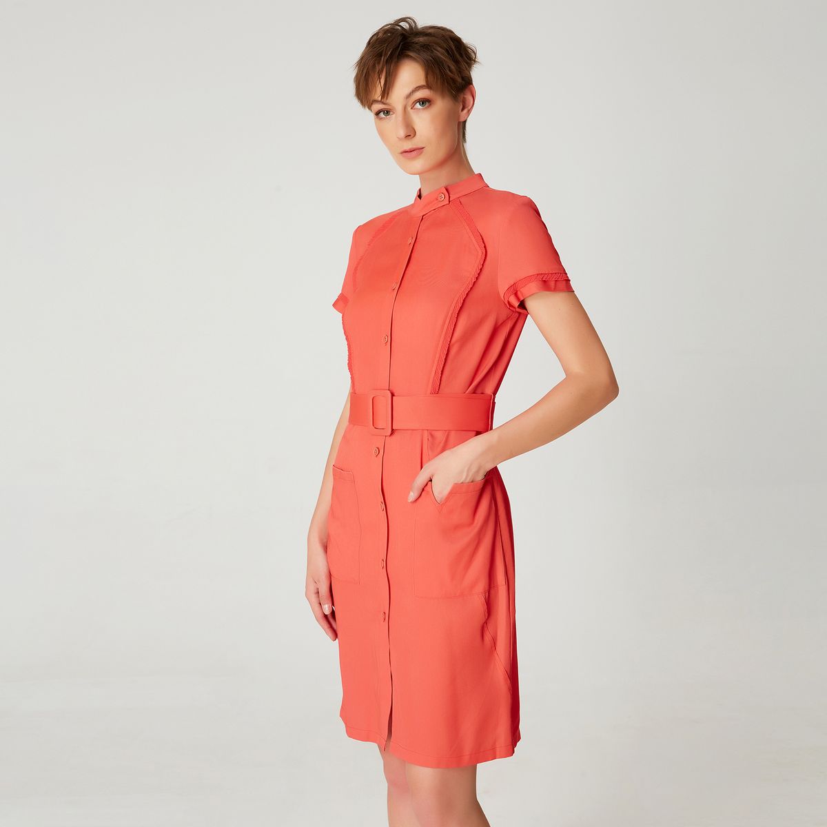 Strukturiertes Mini-Hemdkleid mit Gürtel