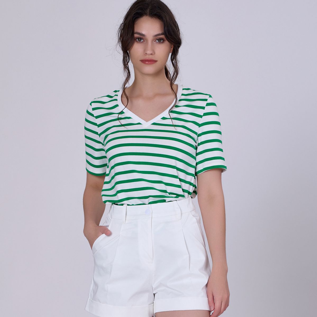 Gestreiftes T-Shirt mit V-Ausschnitt