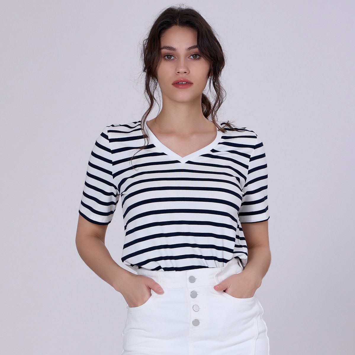 Gestreiftes T-Shirt mit V-Ausschnitt