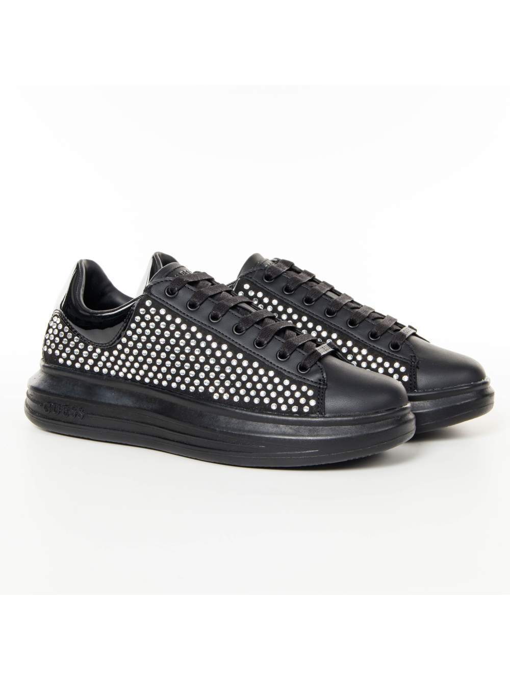 Low-Top Plateau-Sneaker mit Nieten