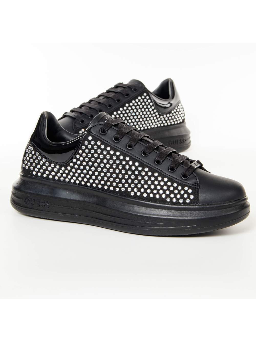 Low-Top Plateau-Sneaker mit Nieten