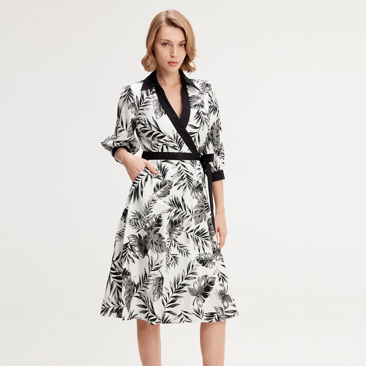 Midi-Wickelkleid mit tropischem Blattmuster