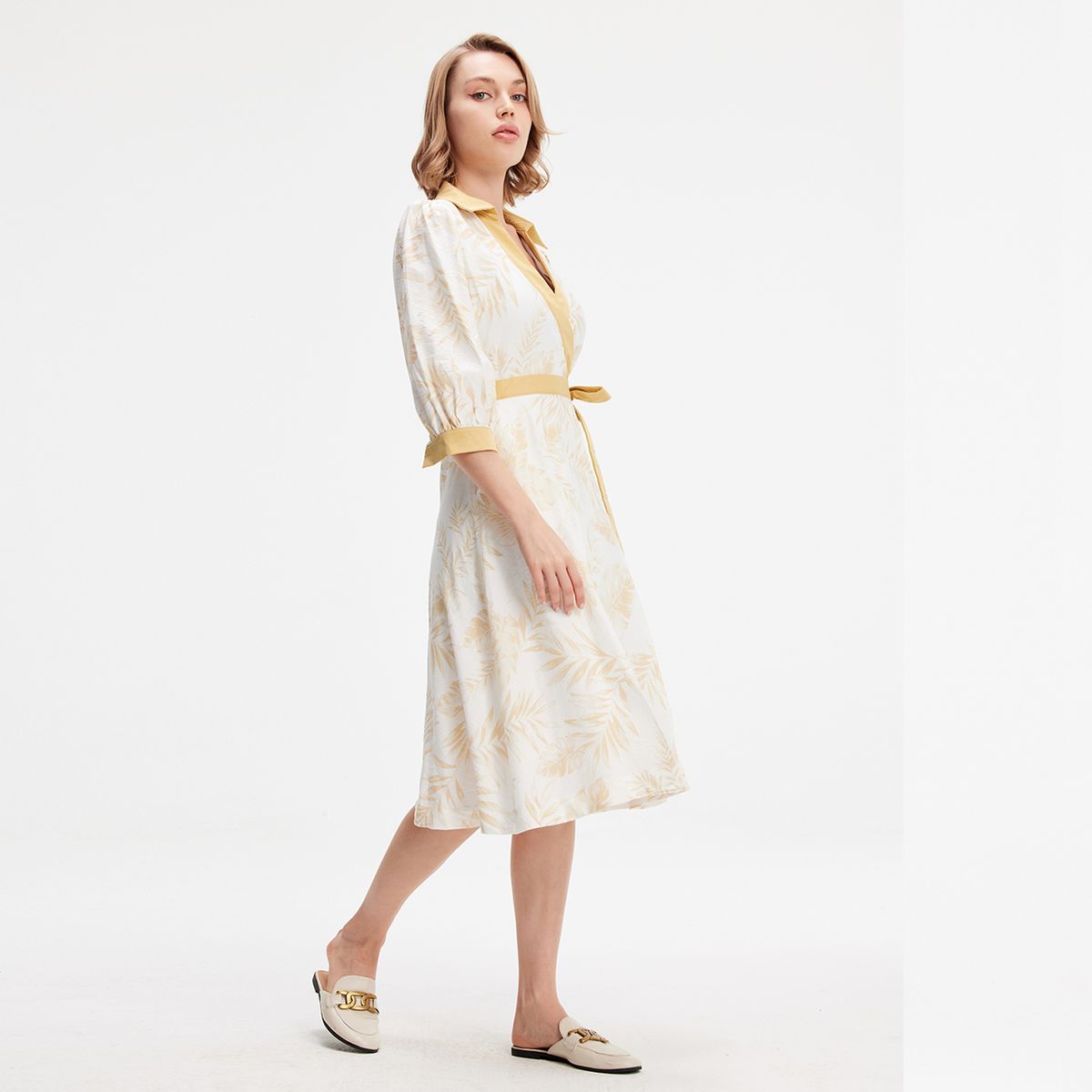 Midi-Wickelkleid mit tropischem Blattmuster