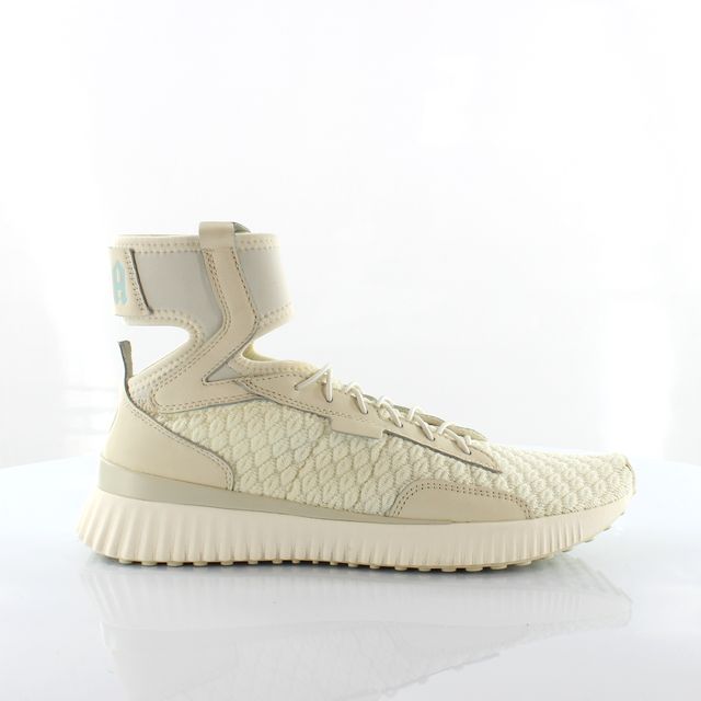 High-Top Sneaker mit Cut-outs