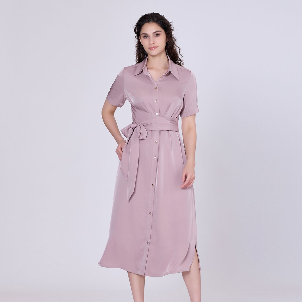 Midi-Hemdblusenkleid aus Satin mit Gürtel