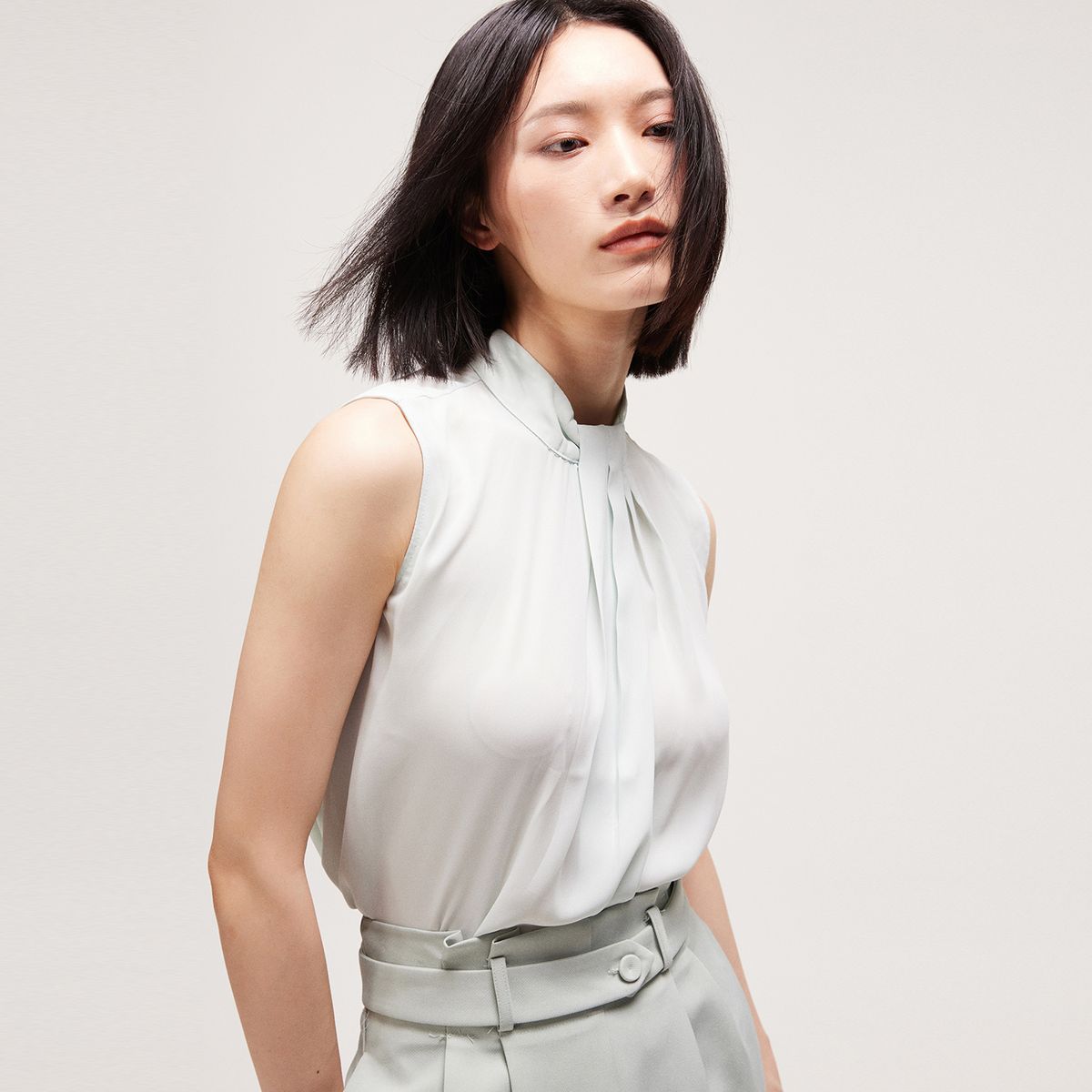 Ärmellose Bluse mit Wasserfallkragen