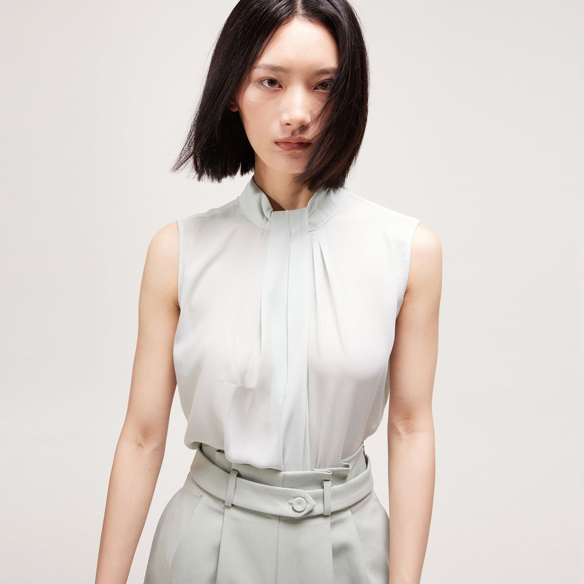 Ärmellose Bluse mit Wasserfallkragen