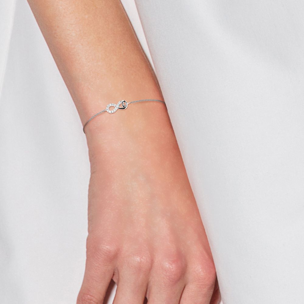 Elegantes Unendlichkeits- und Herzarmband
