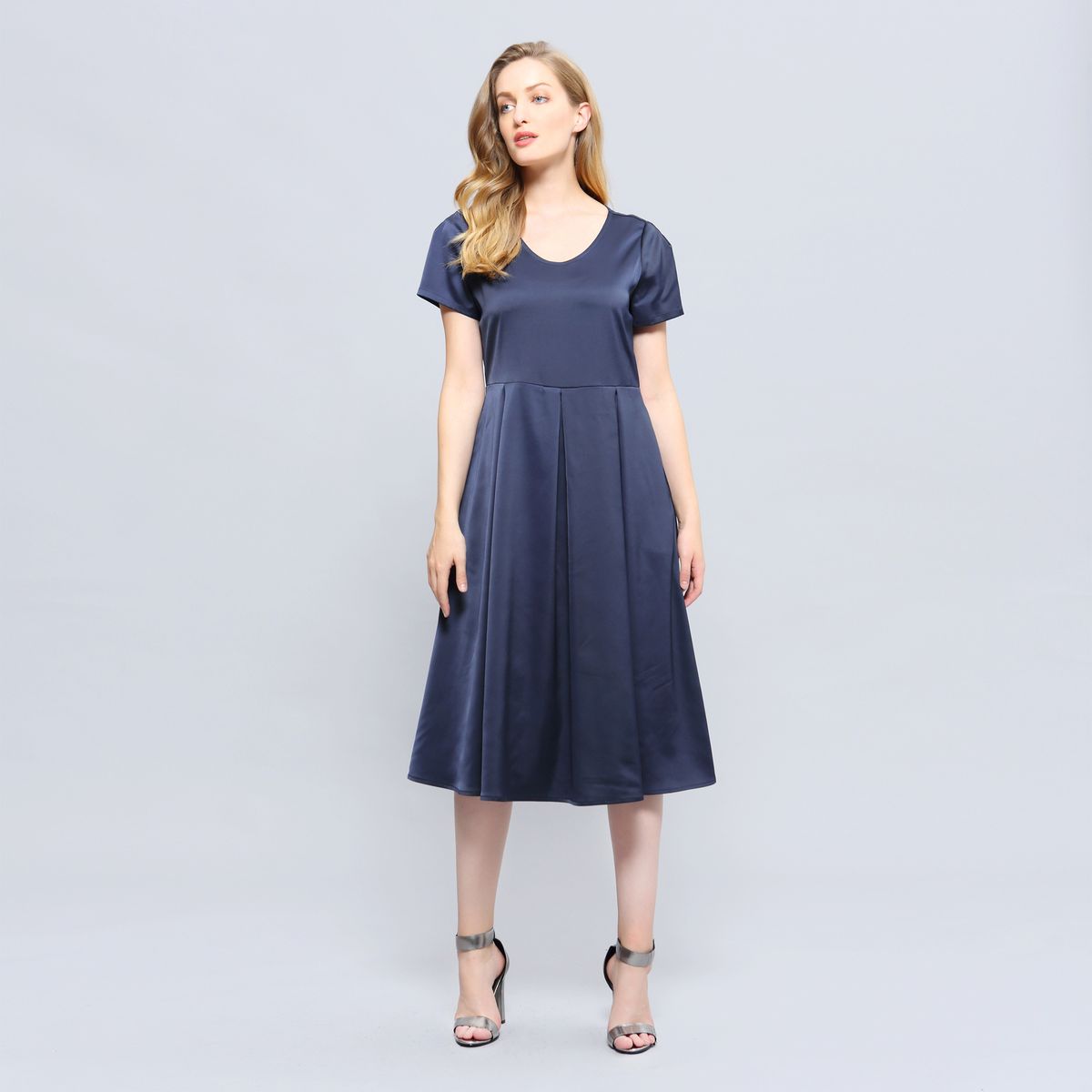 Elegantes Midikleid aus mattem Satin