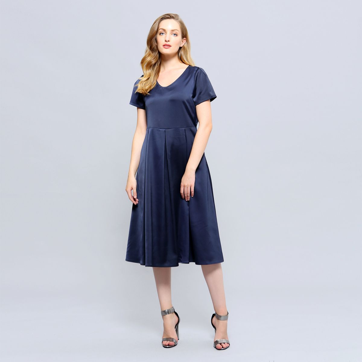 Elegantes Midikleid aus mattem Satin