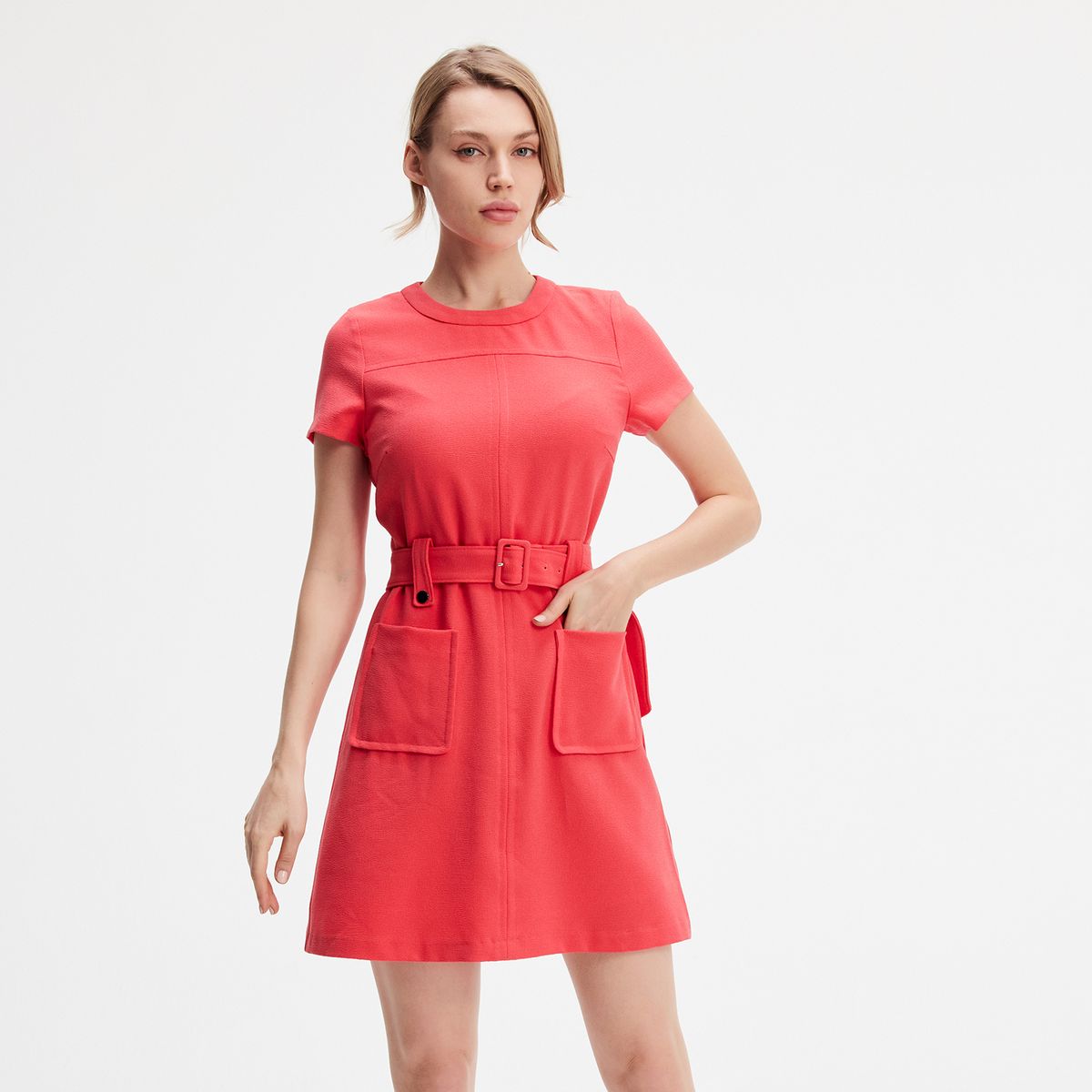 Minikleid im 70er-Jahre-Stil mit Gürtel