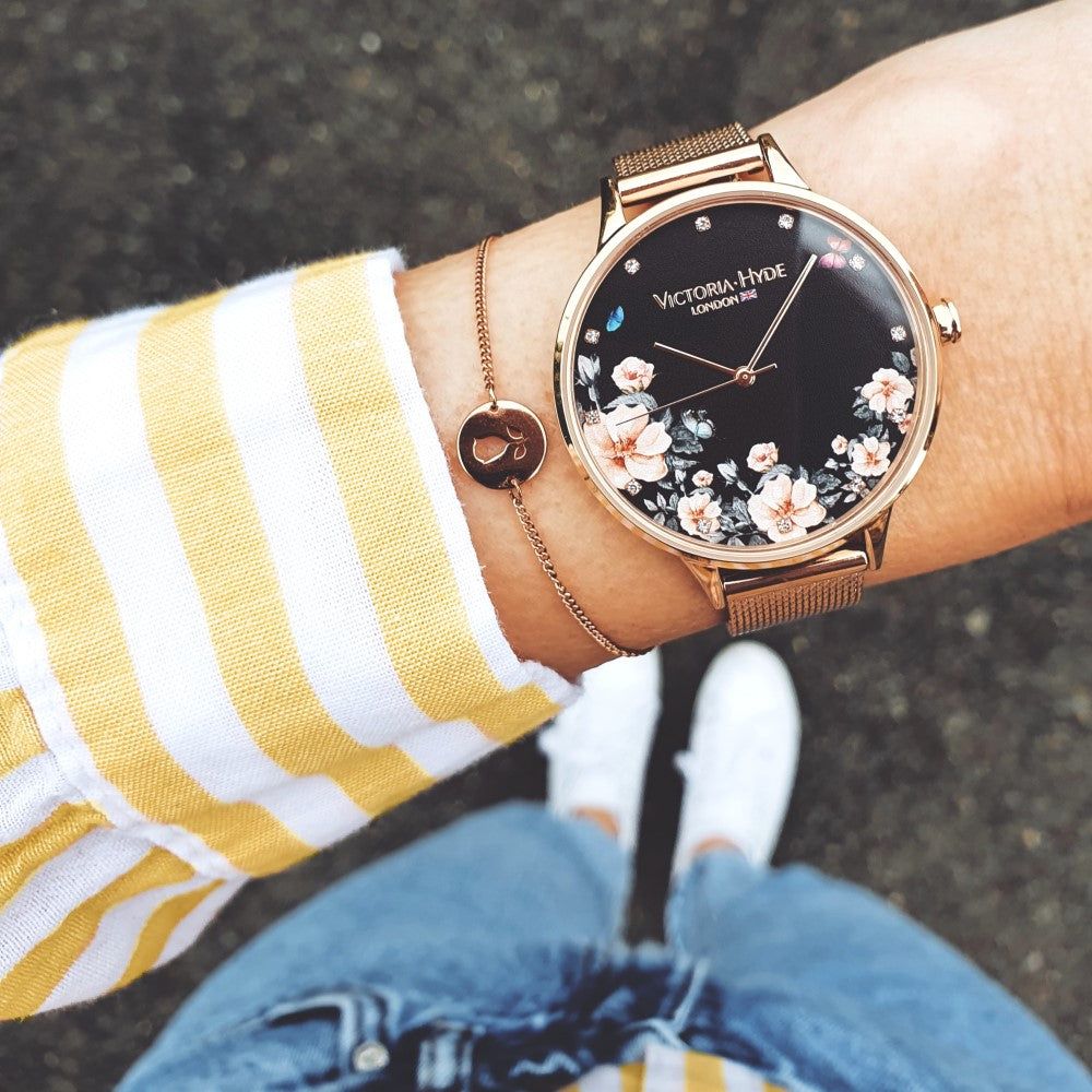 Armbanduhr mit floralem Motiv und Mesh-Band