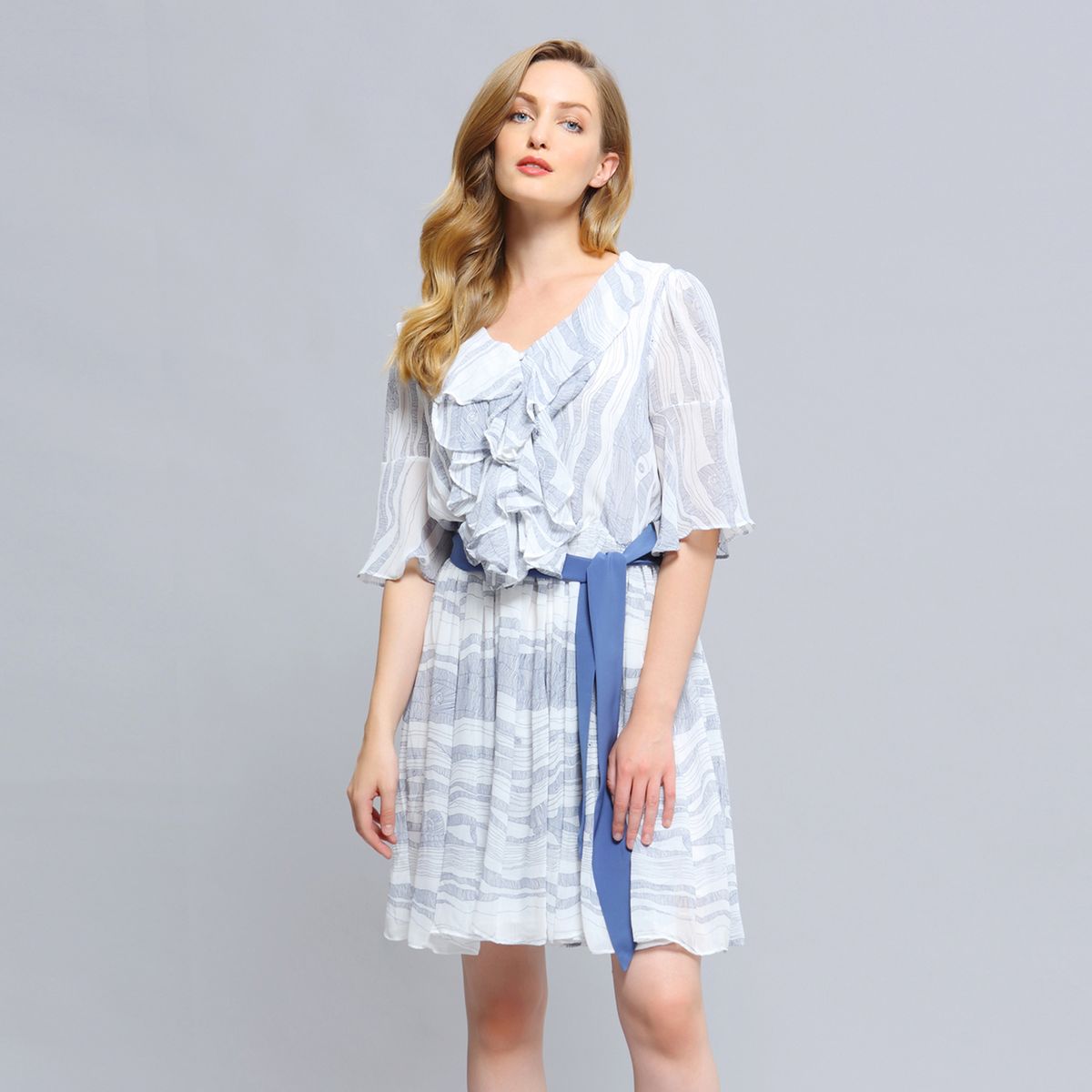 Chiffon-Minikleid mit Rüschen und Wellenmuster