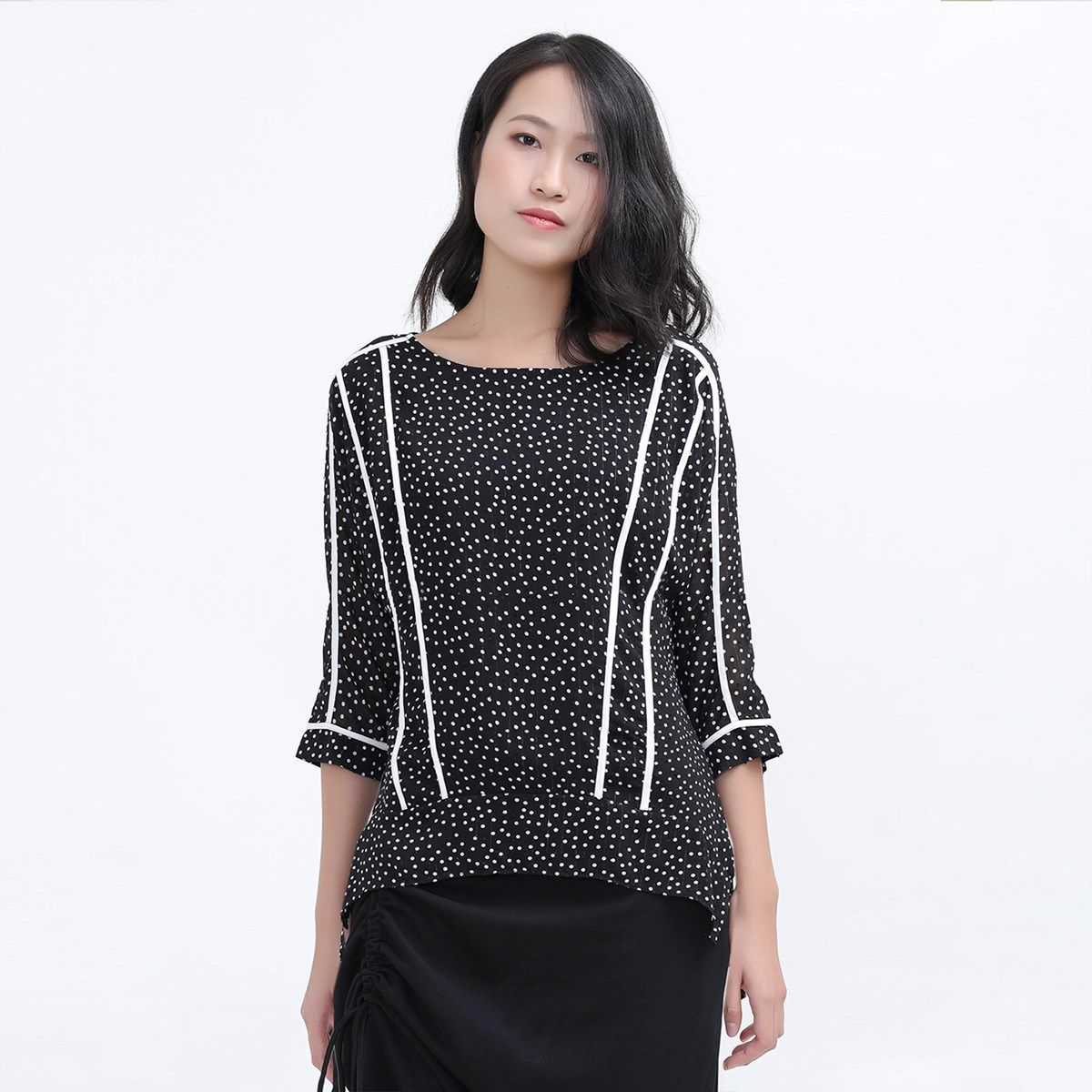 Polka-Dot-Chiffonbluse mit Paspeln