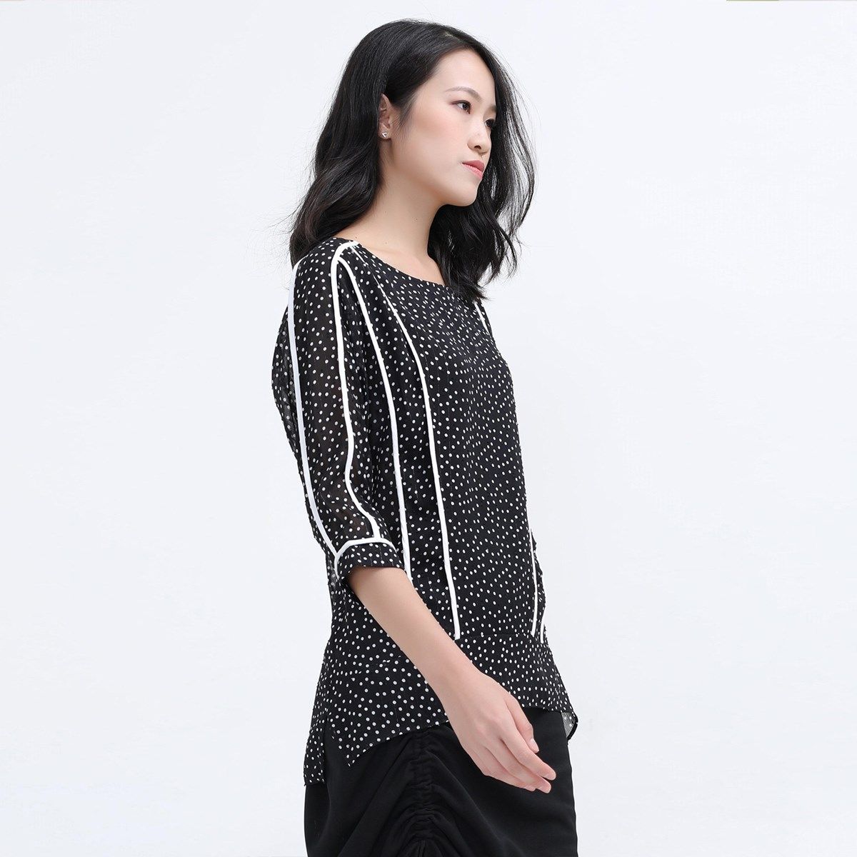 Polka-Dot-Chiffonbluse mit Paspeln