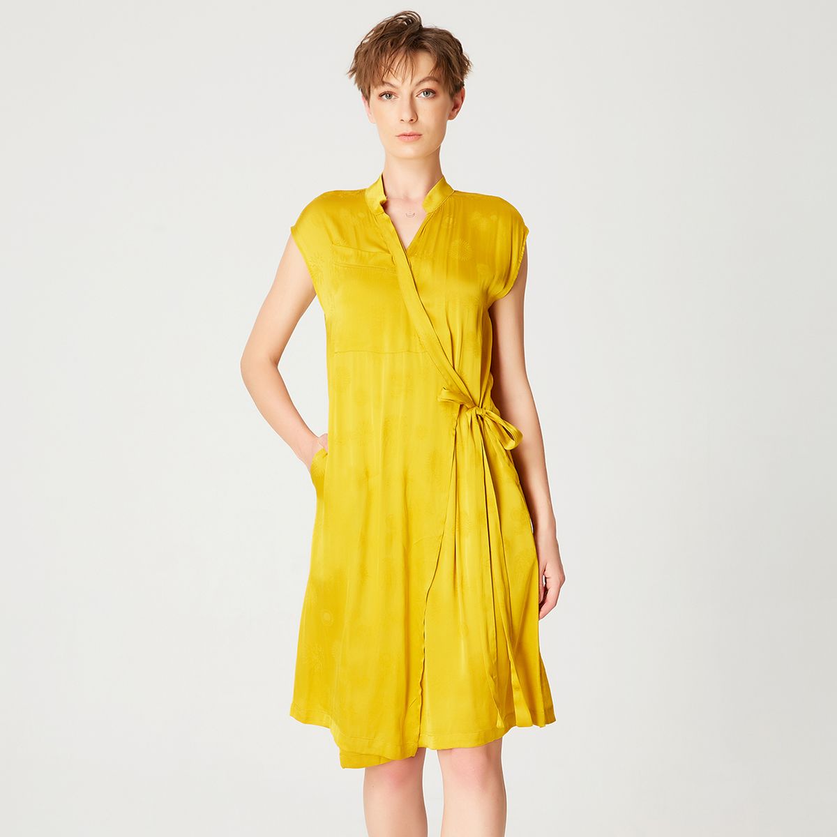 Minimalistisches Jacquard-Wickelkleid