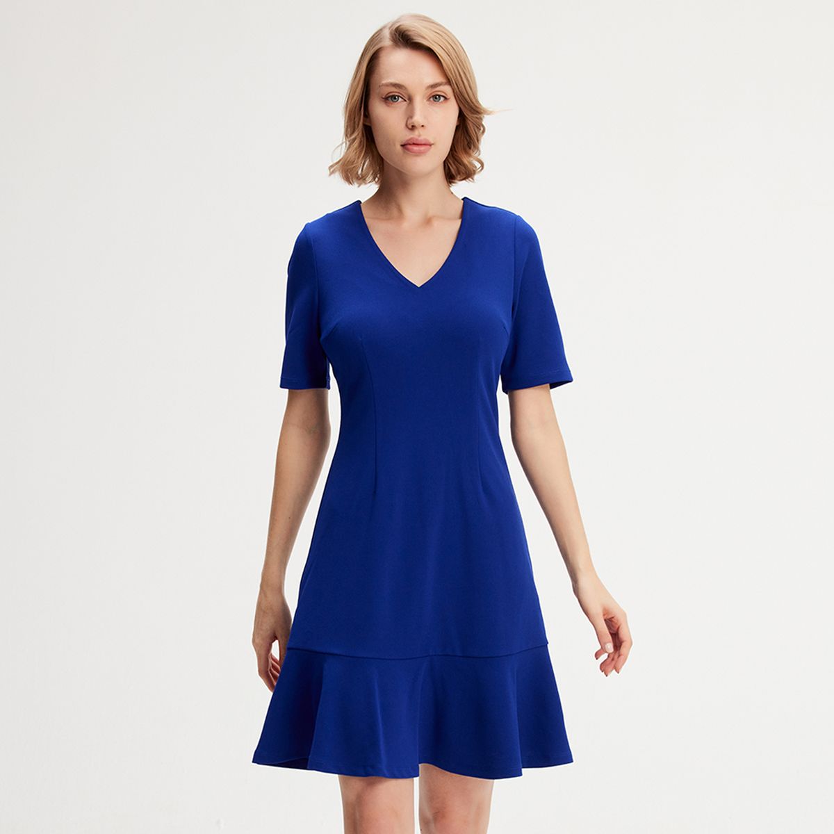 Minimalistisches Jerseykleid mit V-Ausschnitt