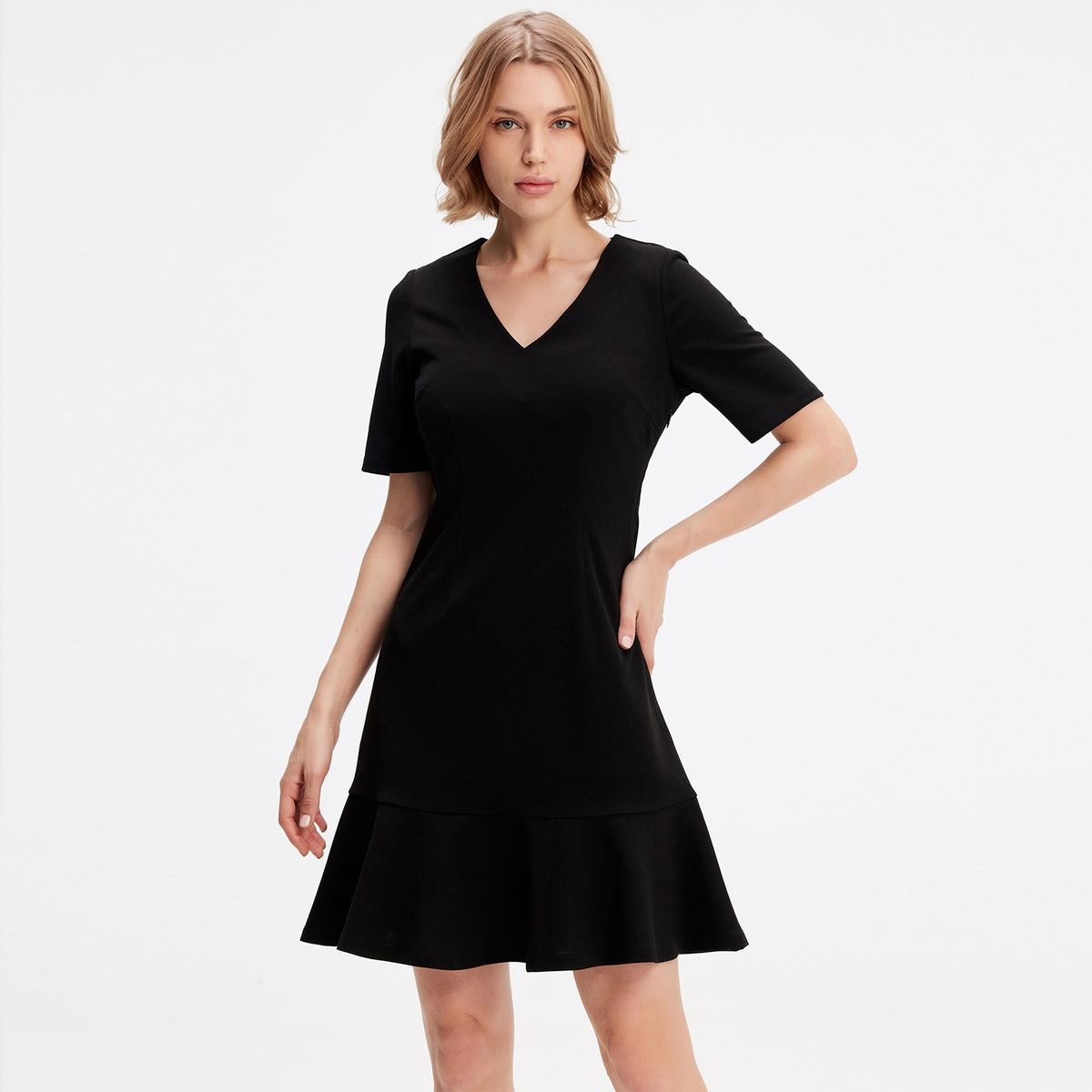Minimalistisches Jerseykleid mit V-Ausschnitt