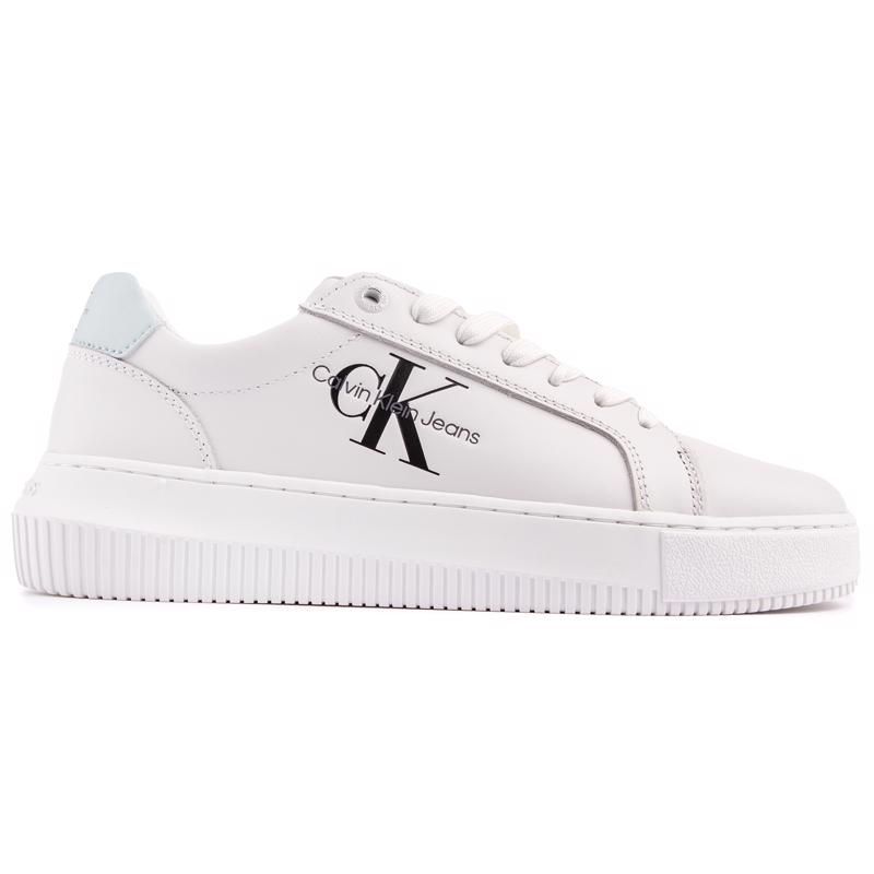 Sneaker mit Plateausohle und Schnürung