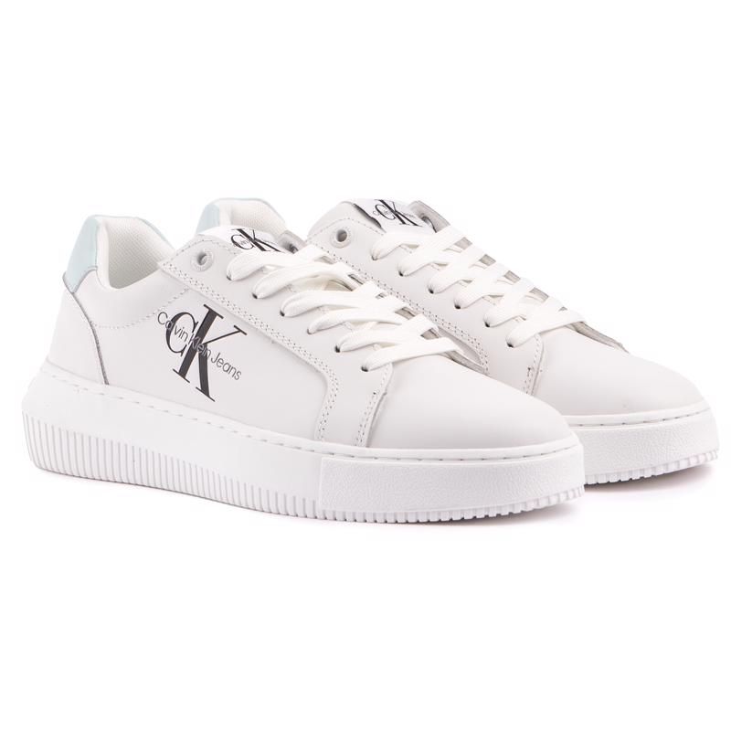 Sneaker mit Plateausohle und Schnürung