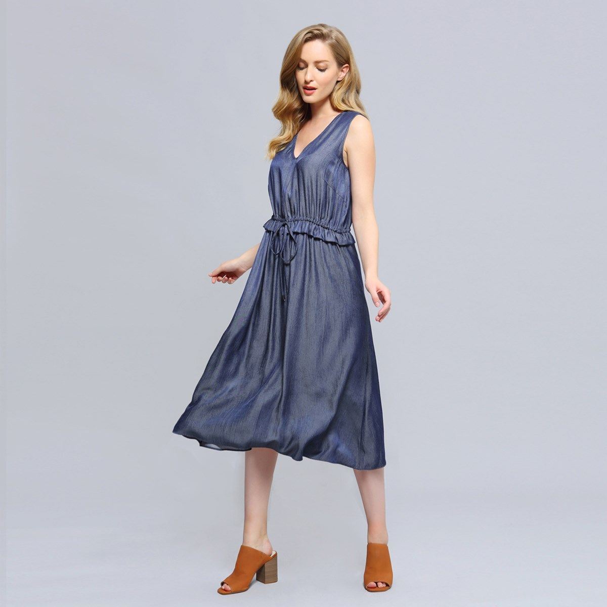 Minimalistisches Midikleid mit V-Ausschnitt