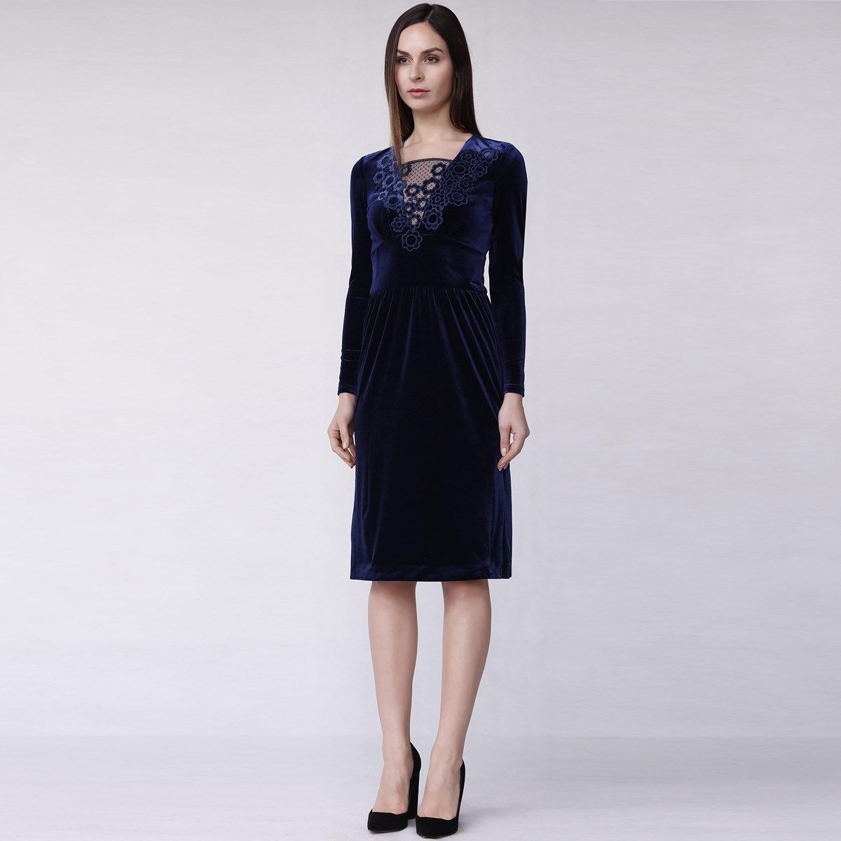 Elegantes Samtkleid mit Spitzenbesatz