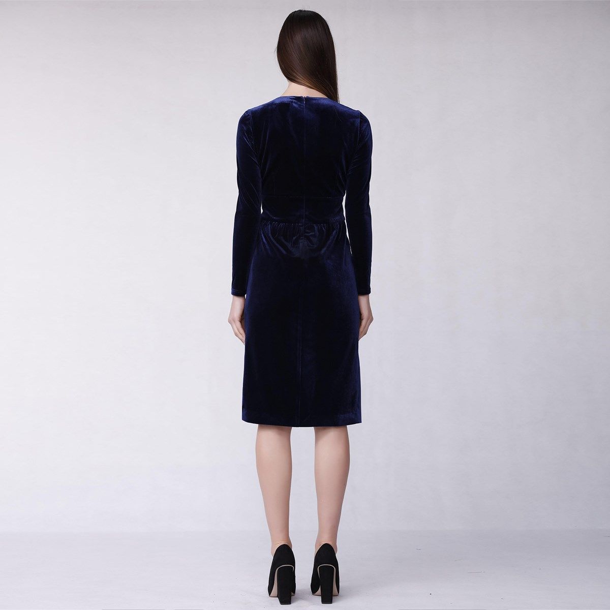 Elegantes Samtkleid mit Spitzenbesatz