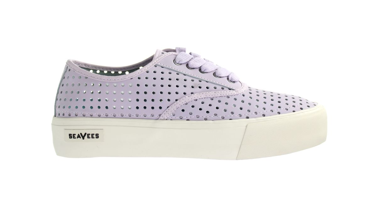 Perforierte Plateau-Sneaker mit Schnürung