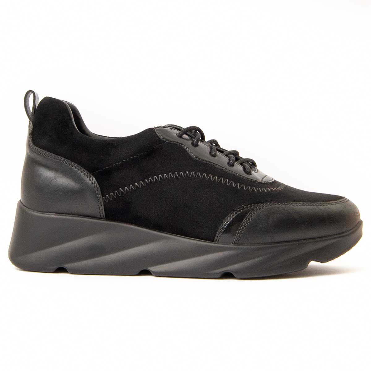 Keilsneaker aus Materialmix mit Plateau