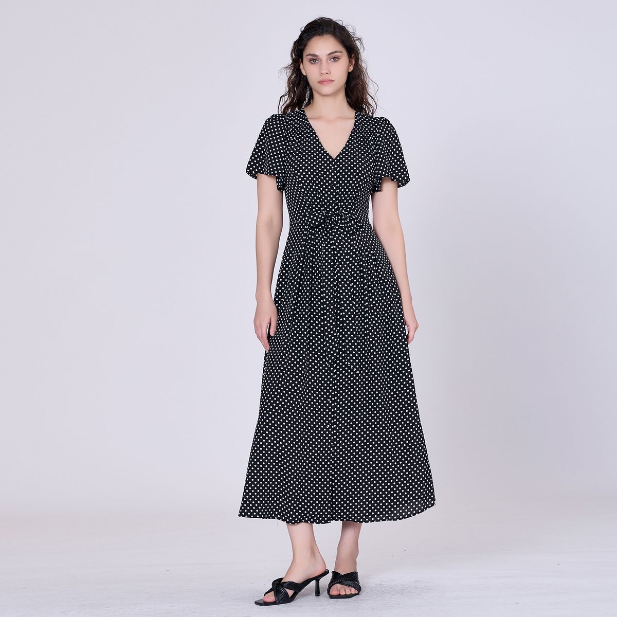 Ausgestelltes Midikleid mit Tupfenmuster