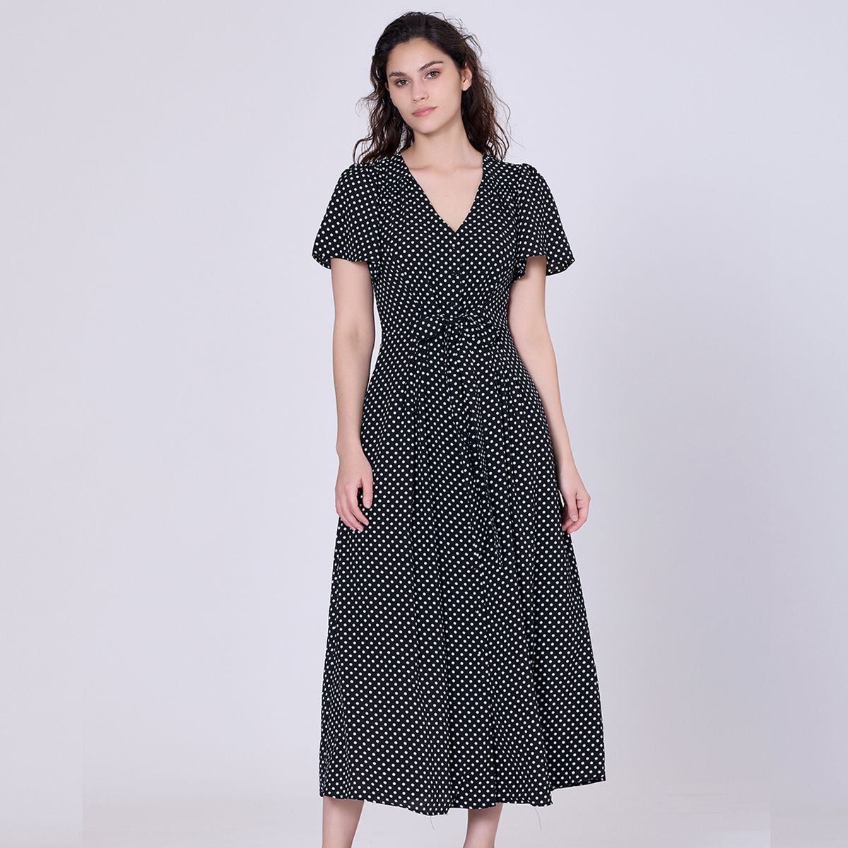 Ausgestelltes Midikleid mit Tupfenmuster