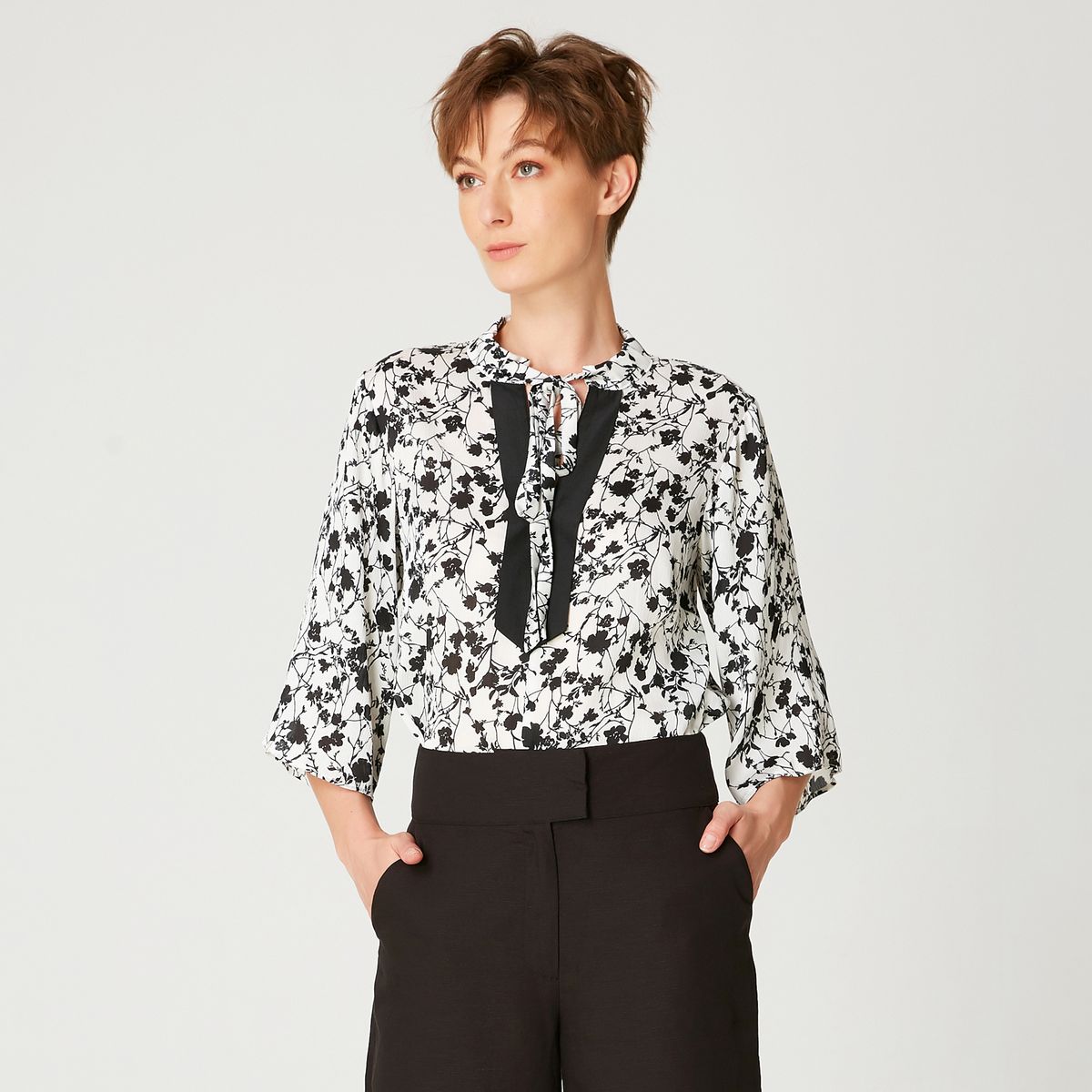 Monochrome Blumenbluse mit Tulpenärmeln