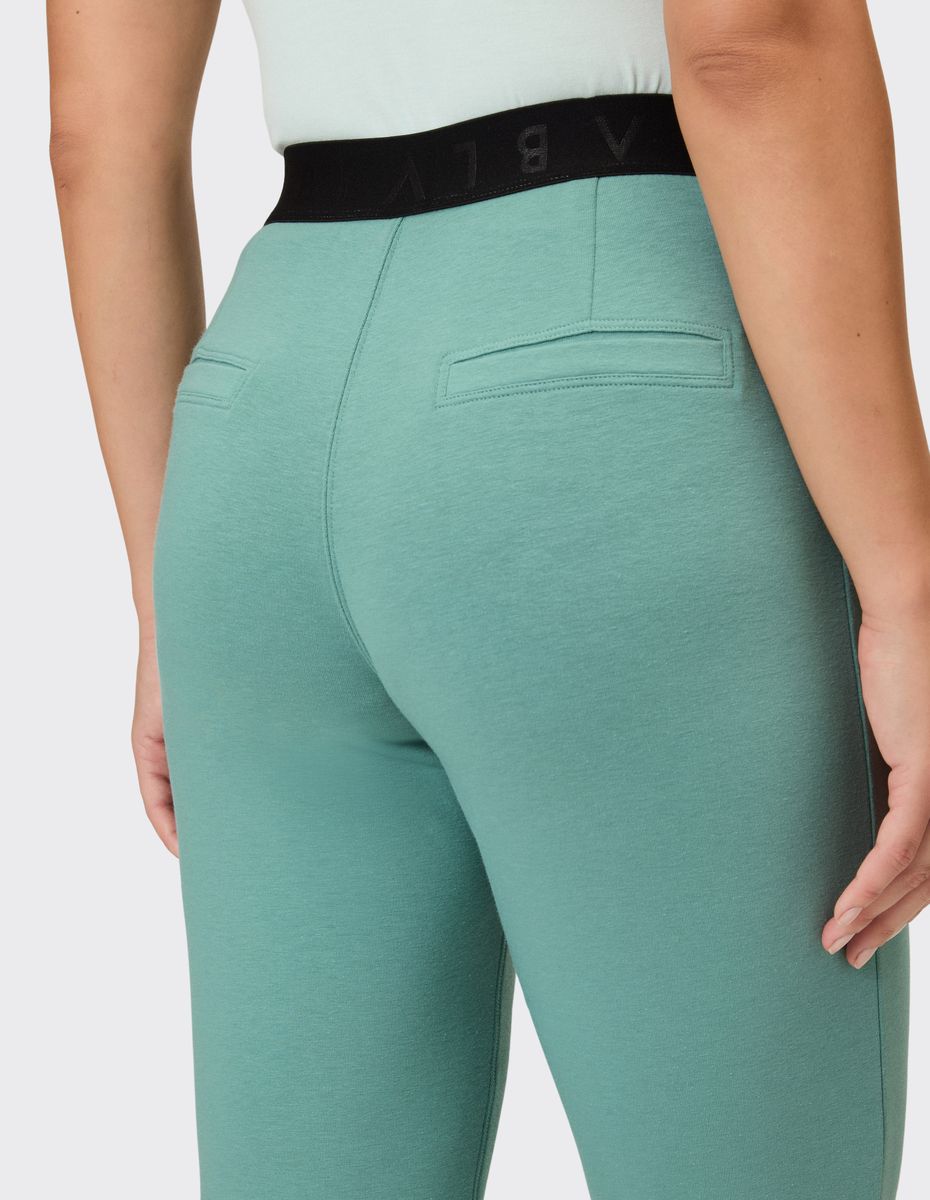 Schmal geschnittene Jogginghose mit Logobund