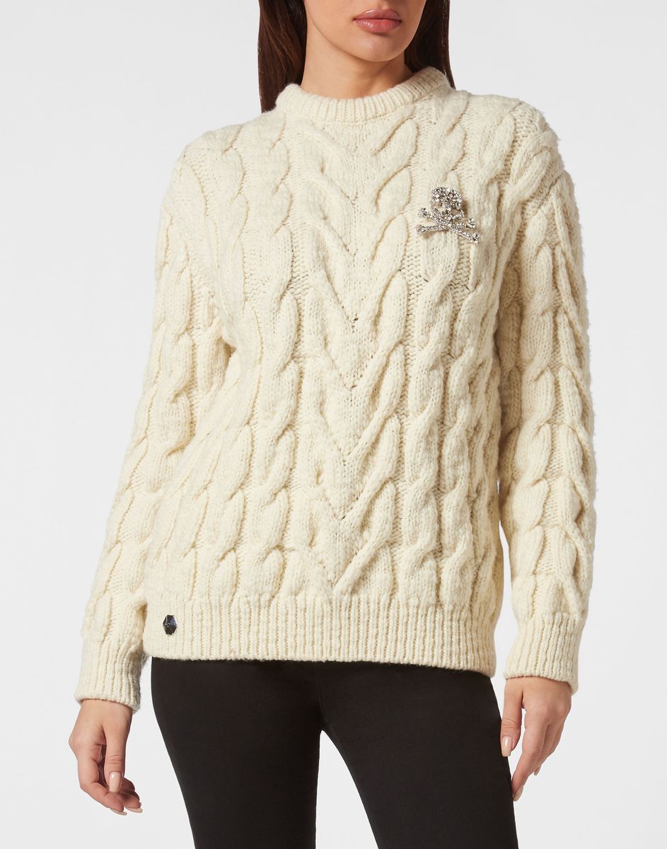 Zopfstrickpullover aus Schurwolle mit Brosche