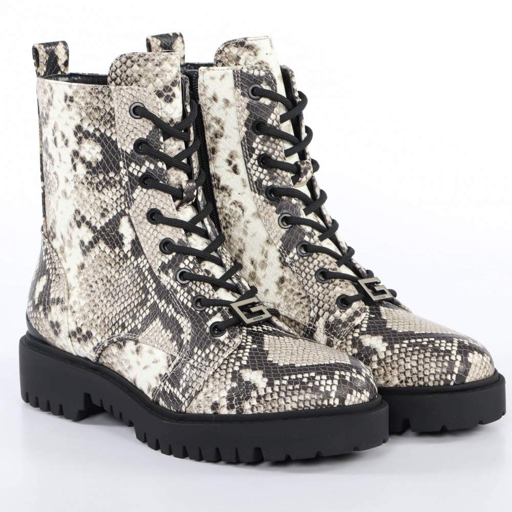 Schnürboots mit Schlangenmuster