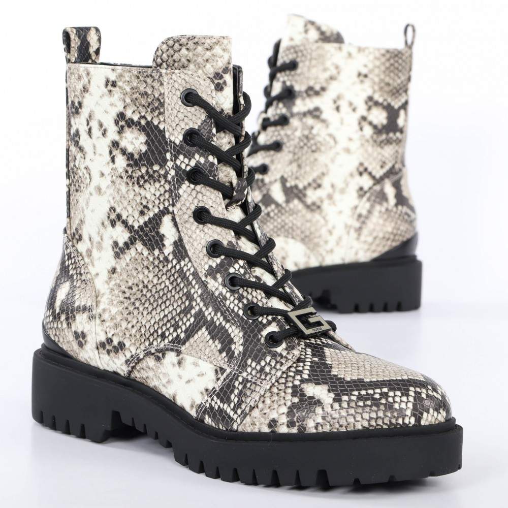 Schnürboots mit Schlangenmuster