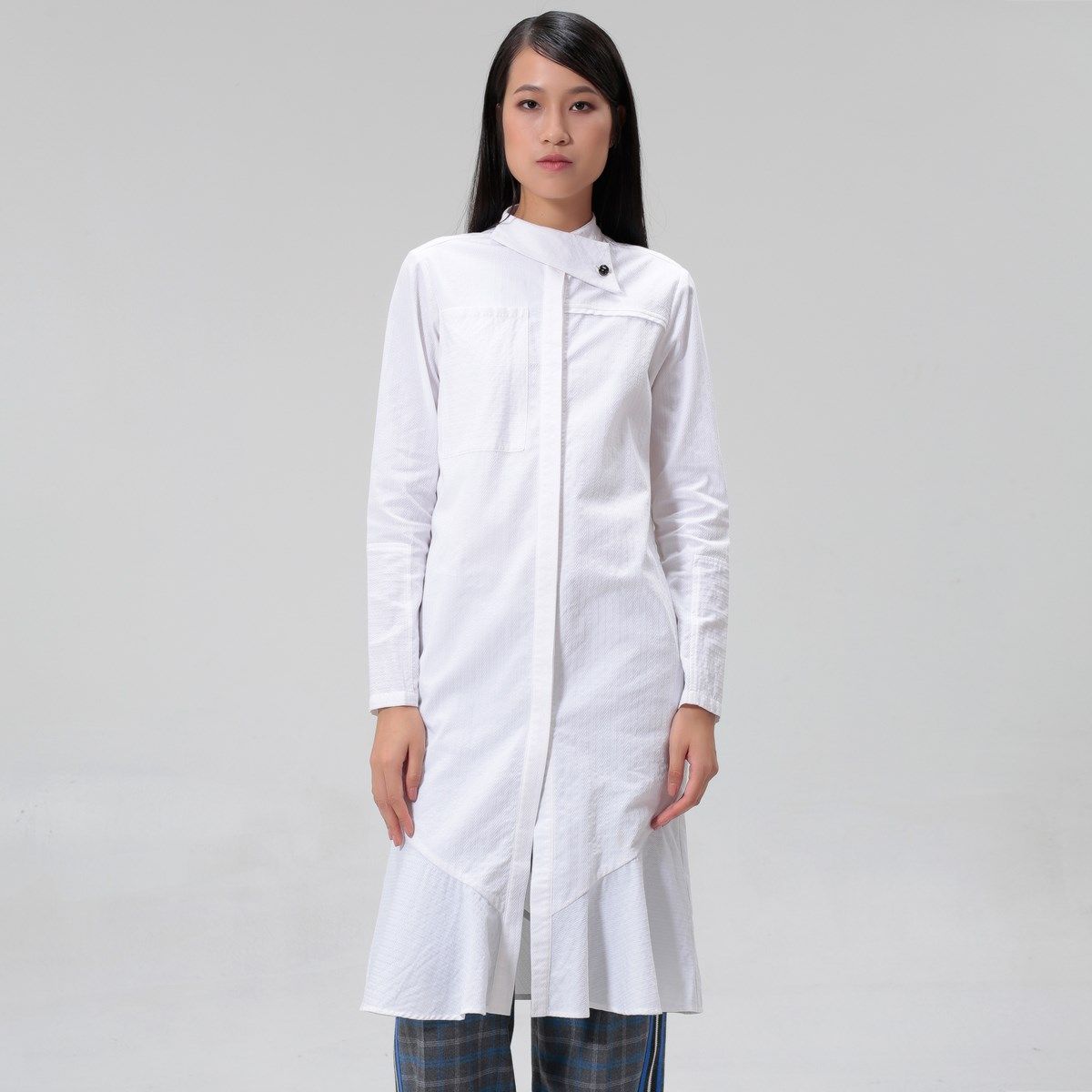 Minimalistisches asymmetrisches Midi-Hemdkleid