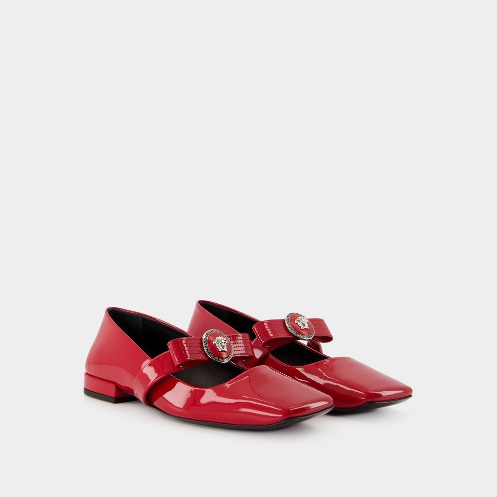 Elegante Lack-Ballerinas mit Medusa-Schleife