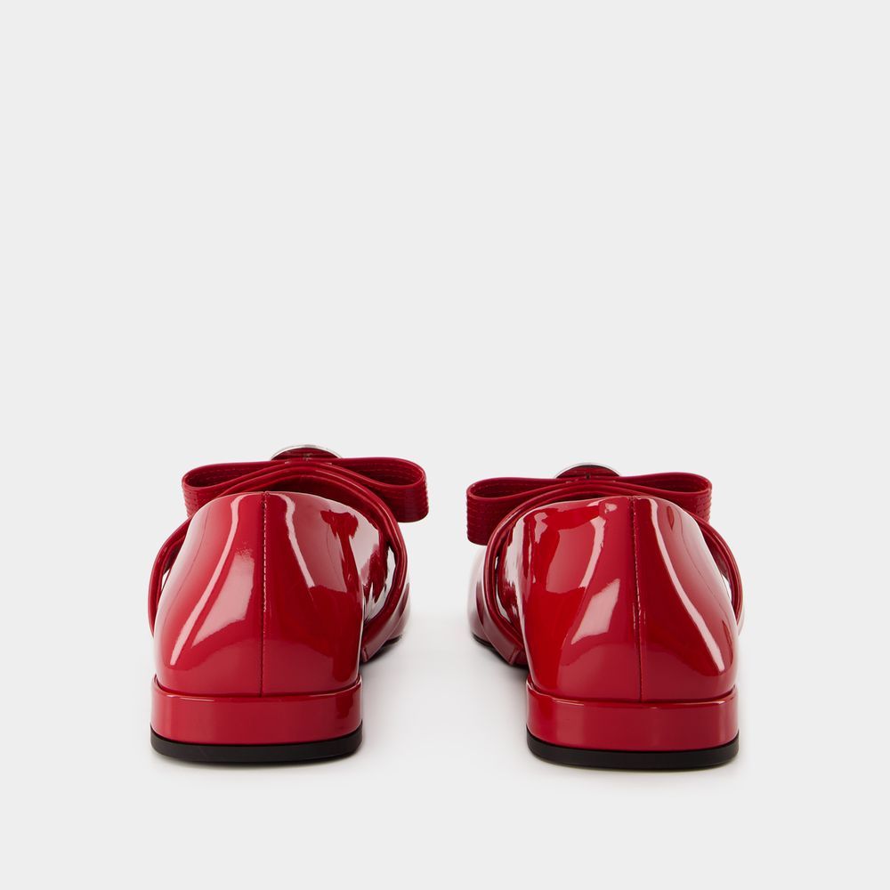 Elegante Lack-Ballerinas mit Medusa-Schleife