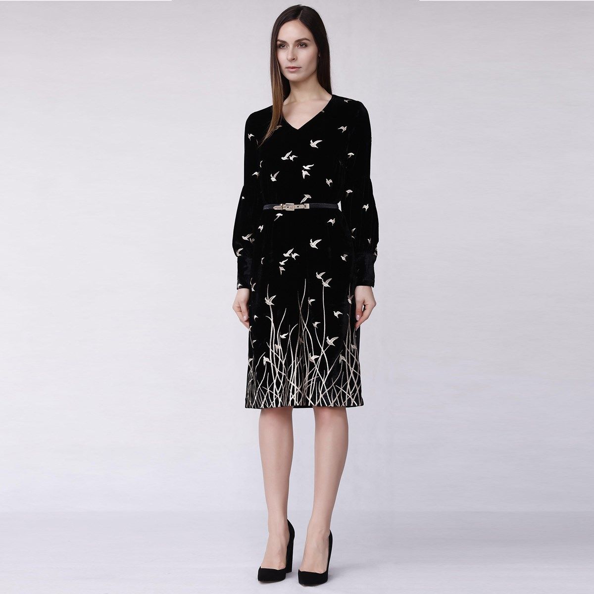 Elegantes besticktes Samt-Midi mit Gürtel
