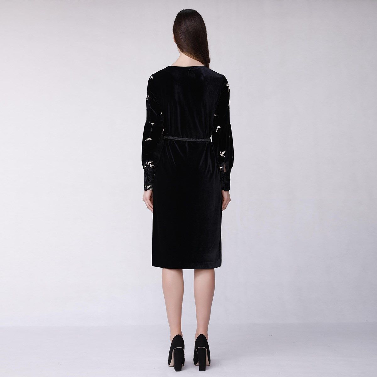 Elegantes besticktes Samt-Midi mit Gürtel