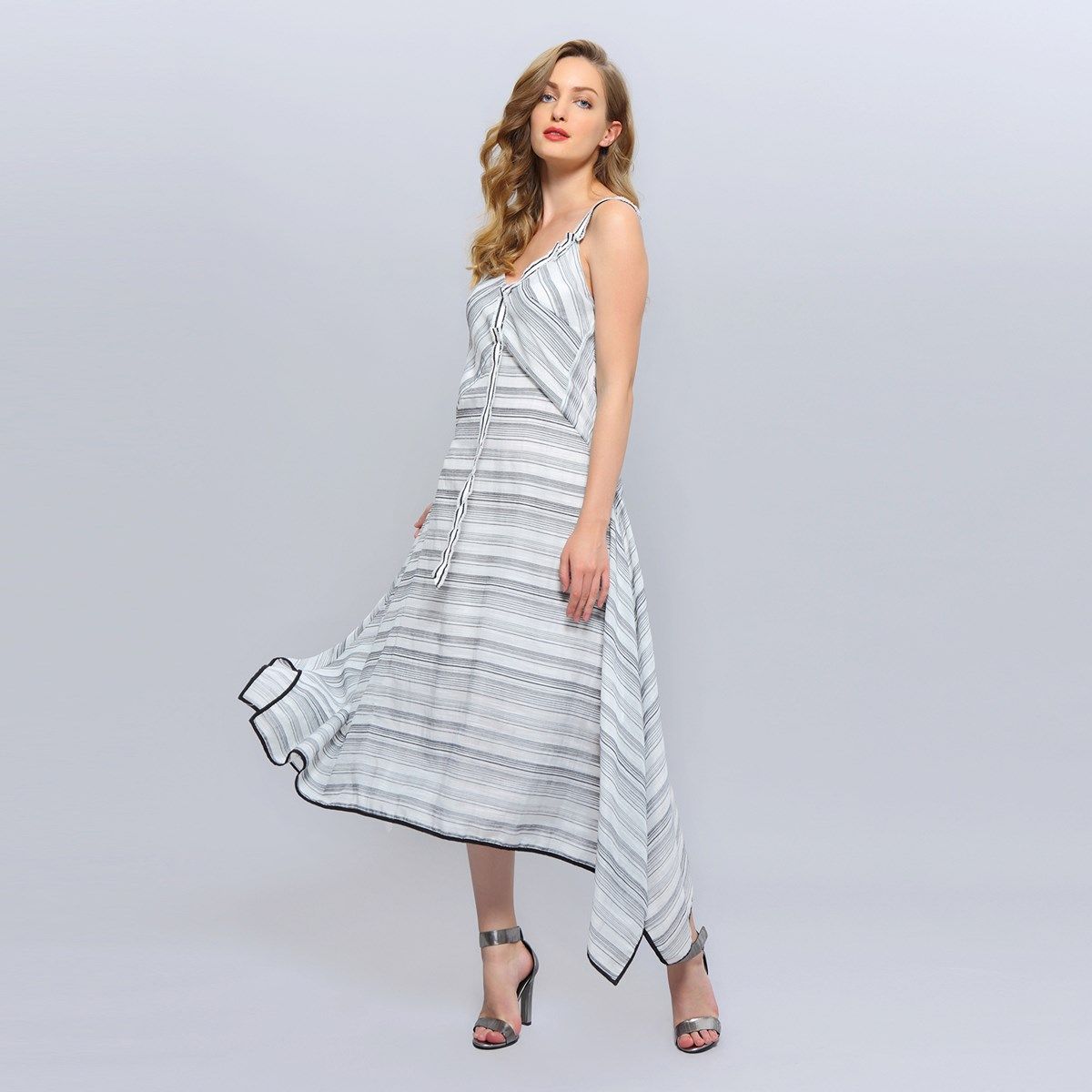 Gestreiftes Midikleid mit Zipfelsaum