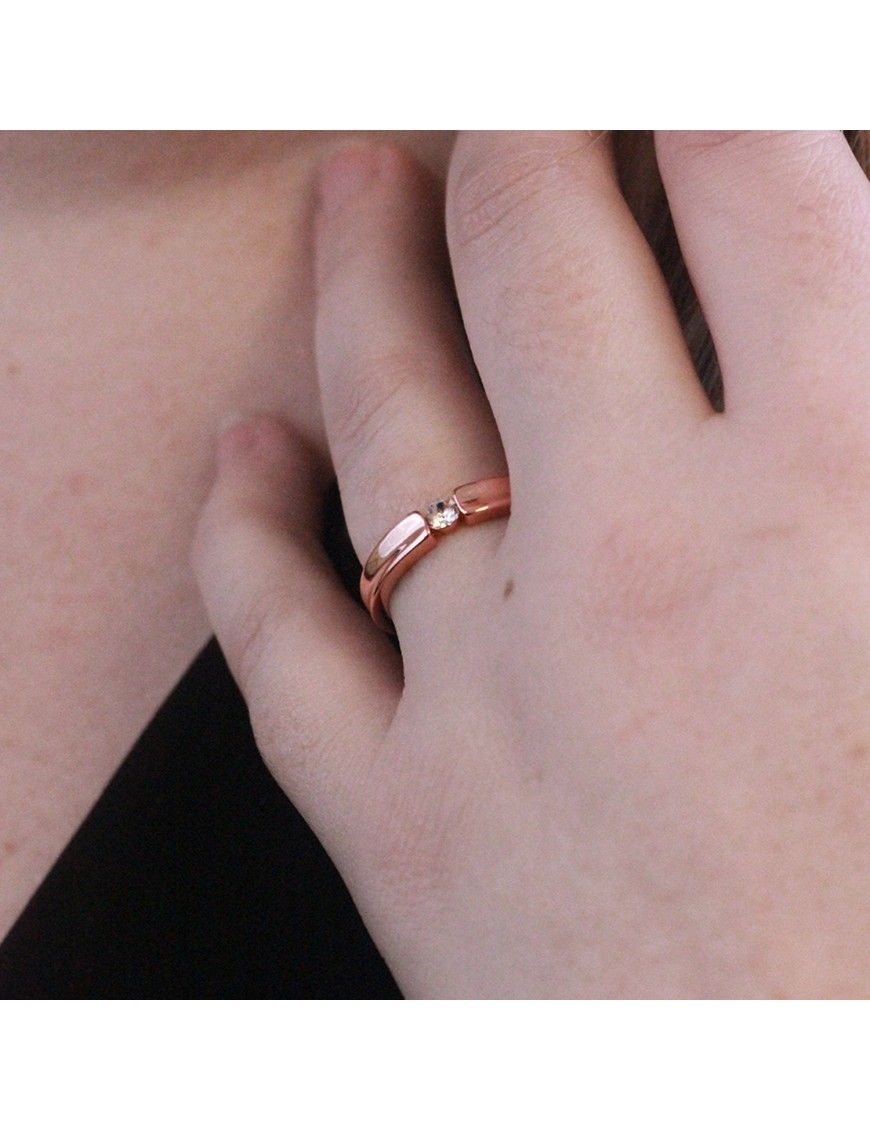 Minimalistischer Roségold-Ring mit Kristall